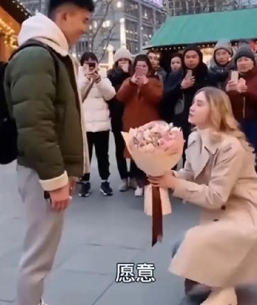 一个俄罗斯美女当街向中国小伙子求婚：你要我吗？我不要彩礼，不要五金，我会干家务，