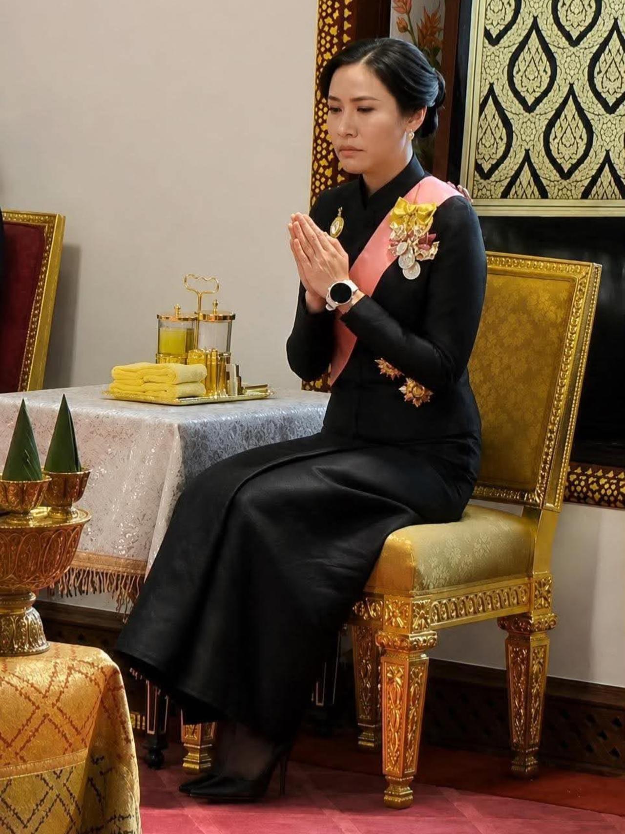 帕公主葬礼第5天，诗妮娜妈妈也来奔丧诗妮娜虽被送去德国，但没被踢出王室核心圈。