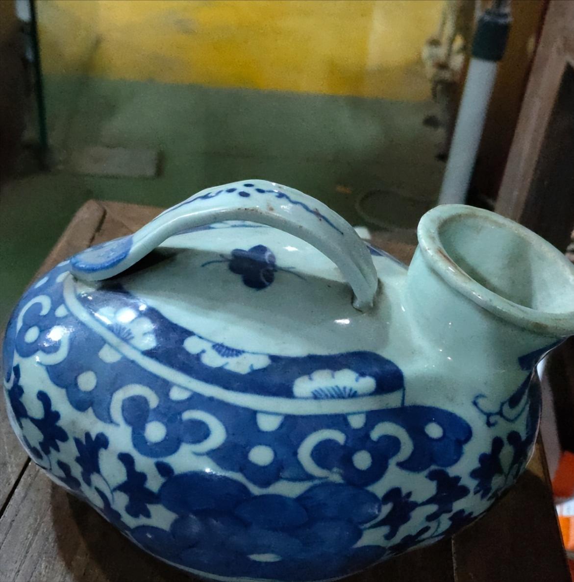 42岁的老张在湖边静坐垂钓，整整一天都没什么收获。正要收杆时，岸边一个不起眼的陶