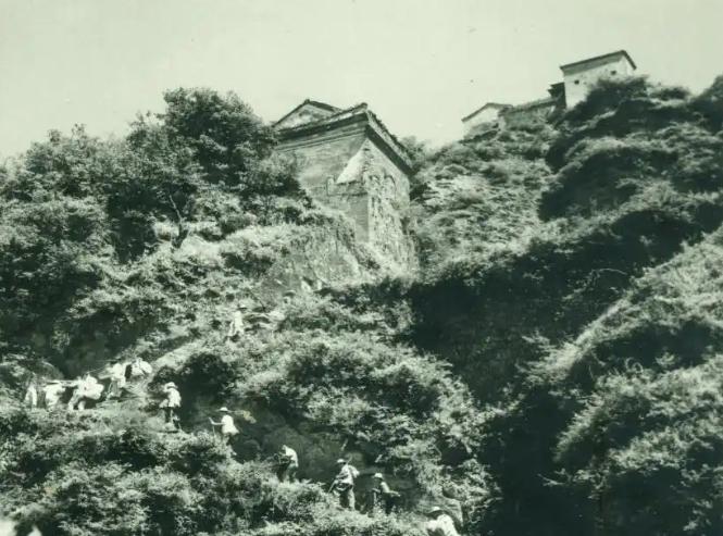 1932年，武当老道遭30多匪徒打劫，喝问：你们脑袋比石头还硬吗？这位老道不是