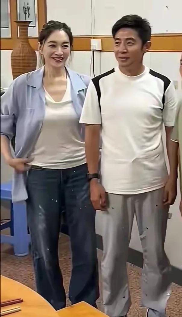 这张照片是撒贝宁和李小冉，到常州焦溪古镇为《山水间的家》节目取景拍摄。