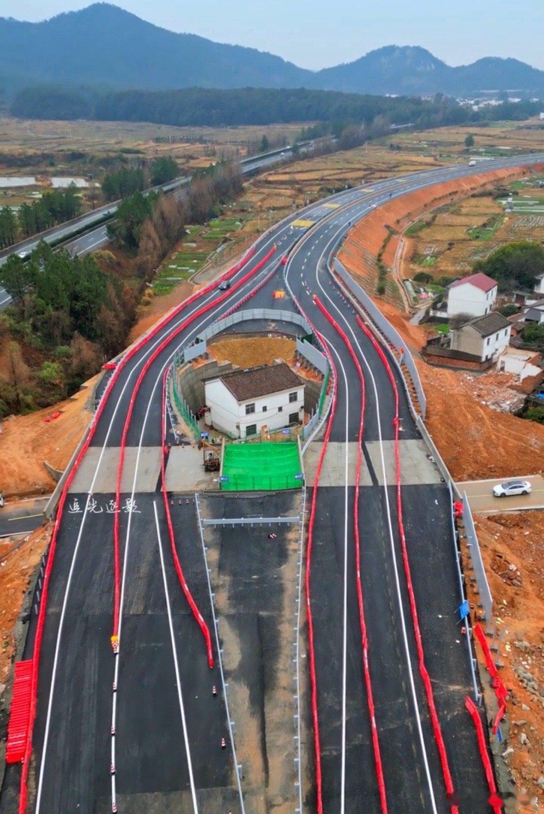 江西的公路房，工程队完工走人，钉子户年年后悔