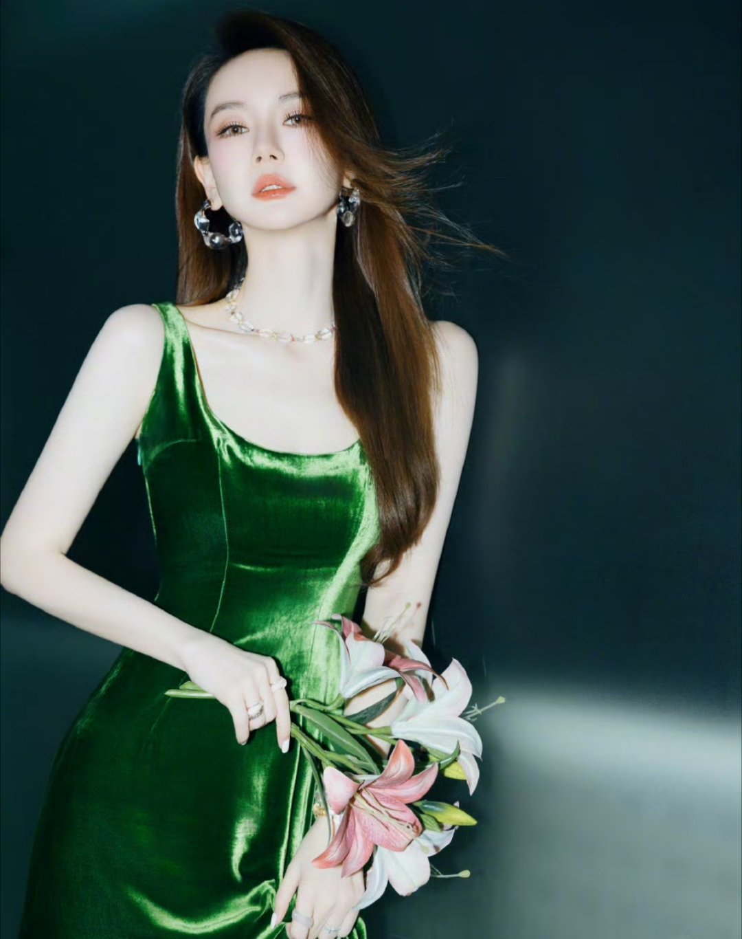 戚薇这组墨绿丝绒吊带裙一出来，戚薇吊带绿裙。直接冲上去——不是裙子多离谱，是41