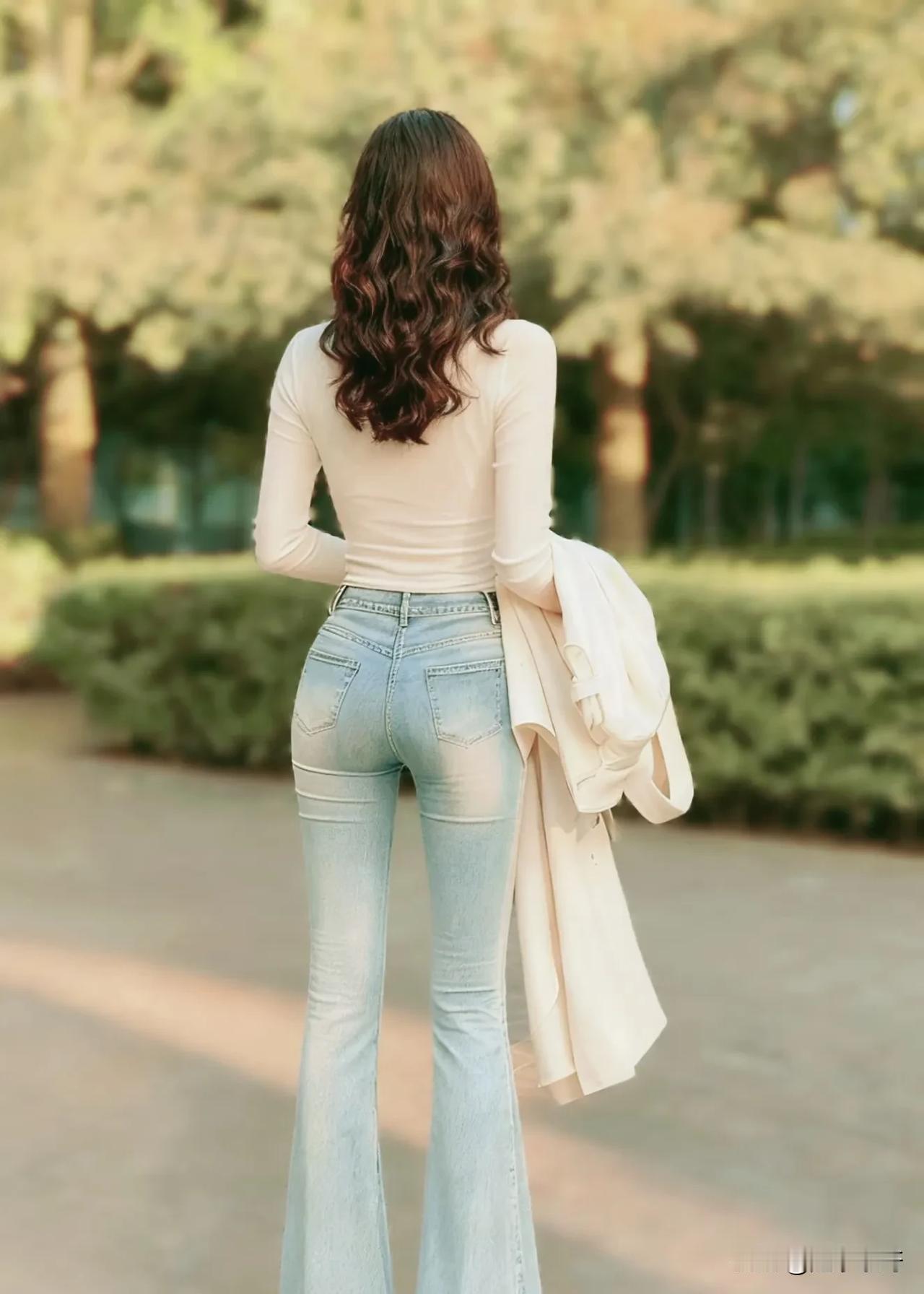 非常得意的一条紧身牛仔裤