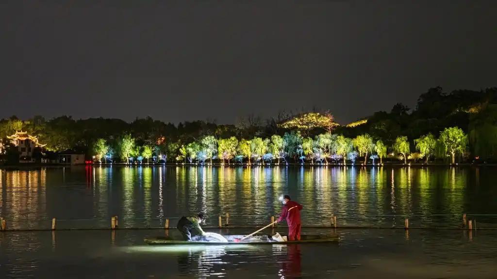 西湖一周撒7吨漂白粉引热议！官方回应：常规养护，生态安全可控近日，“杭州西