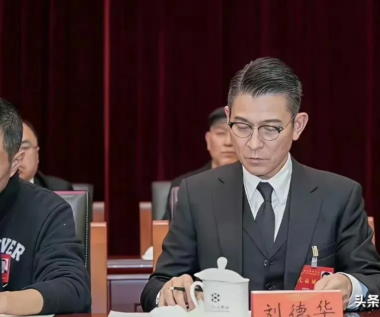 《64岁刘德华新身份曝光！影协副主席到底算几品官？真相来了》64岁的刘德华又添新身份！他如今是中国电