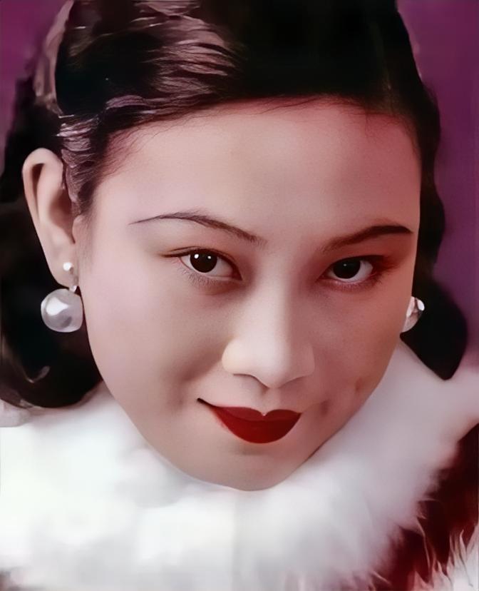 1946年，一代美人胡蝶被按在床上，戴笠撕扯着她的旗袍：“想你丈夫孩子平安，就乖