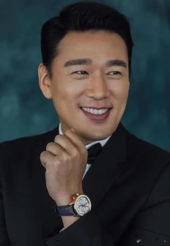 当年，王耀庆为了打游戏4个月不出门，买8台电脑，20个账号。可是女房东收租时，他