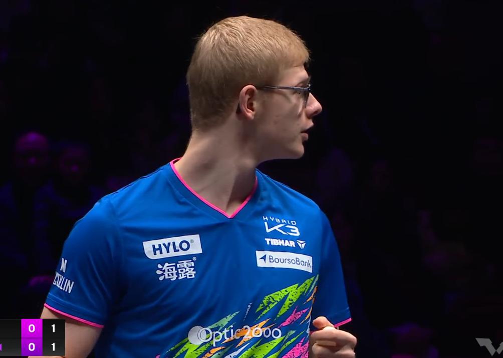 建议松岛辉空学会英语，开局松岛辉空被闪光灯闪了，他手指看台，说了一堆，