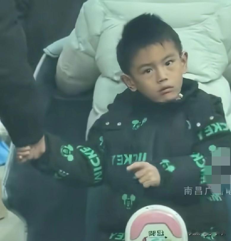 近日，在河南一条马路上，因为堵车，车主按了一下喇叭，坐在电动车后车座上的一个小男