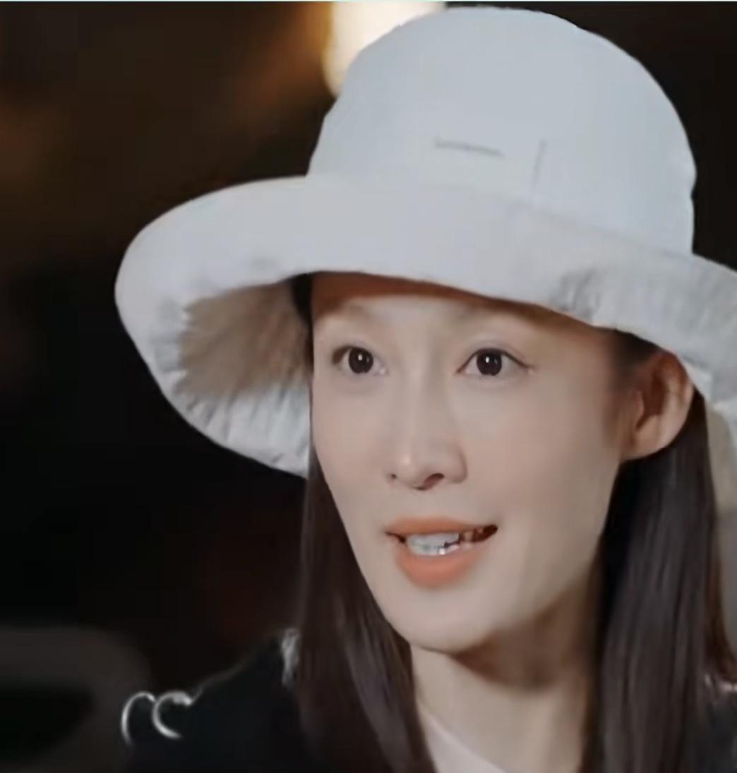 看完《花少》中的李沁，终于明白她为什么一直不温不火了。因为总是出现行李超重的