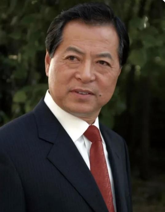 他是著名影视表演艺术家、国家一级演员、原上海市文联党组副书记兼副主席、上海演艺工