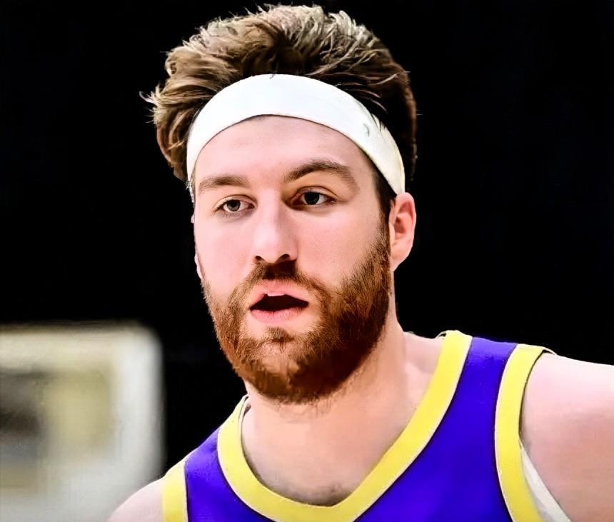 湖人喜得一员大将，正式签下发展联盟周最佳球员。根据名记Shams的消息，湖人已