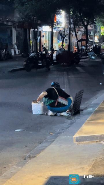 一女子晚上下班回家的路上，遇到了一位蹲在地上的大妈，走近一看差点忍不住惊呼起来。