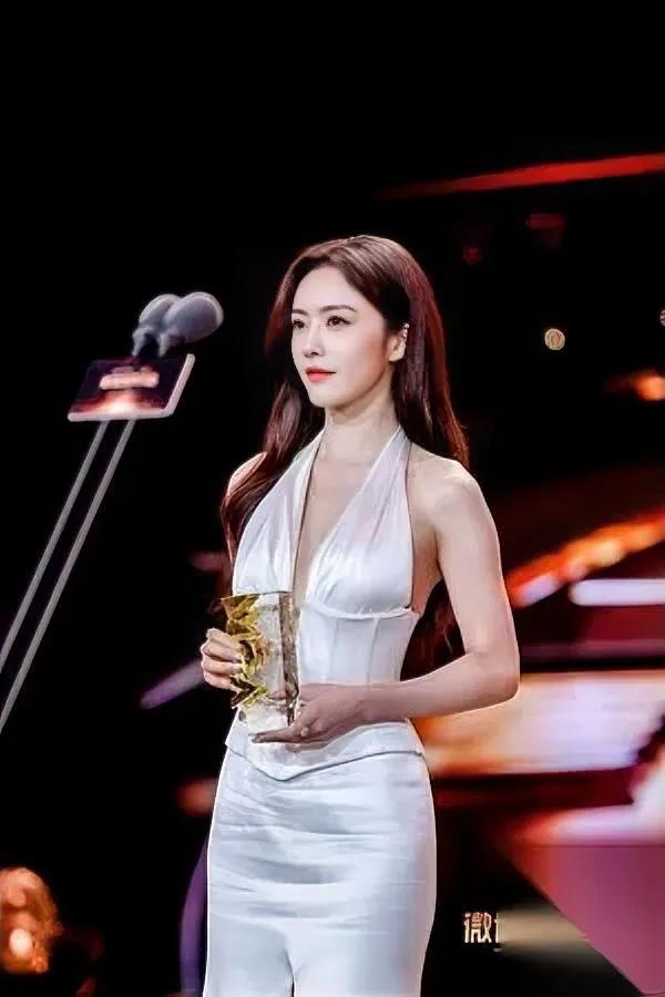 红毯突发尴尬名场面！两位女星撞衫到脚踝同台领奖时表情亮了……今晚蓝盈莹和