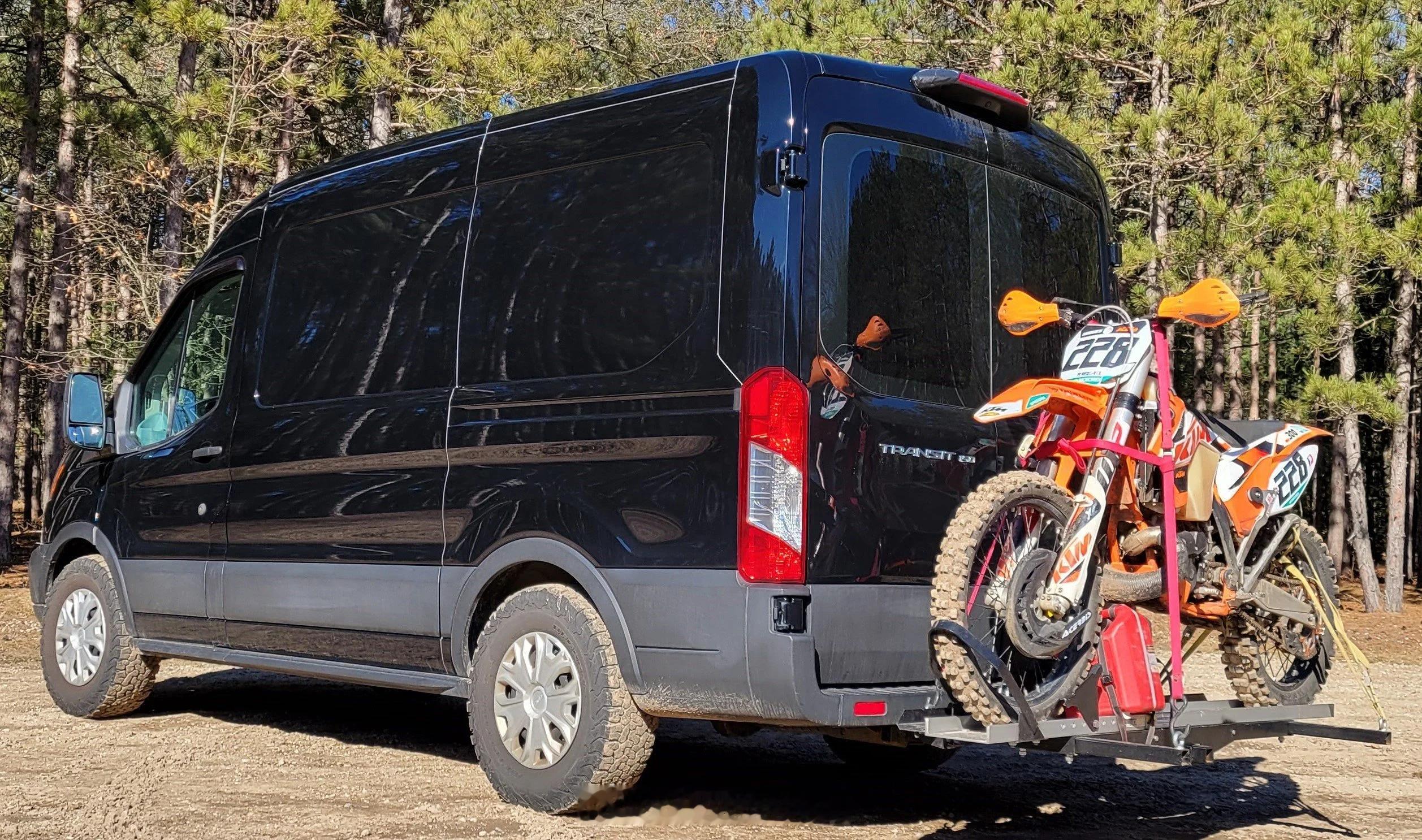 有朋友问：后挂架这玩意儿在国内啥时候能合法化？别看某些车企在宣传图片上各种露出，