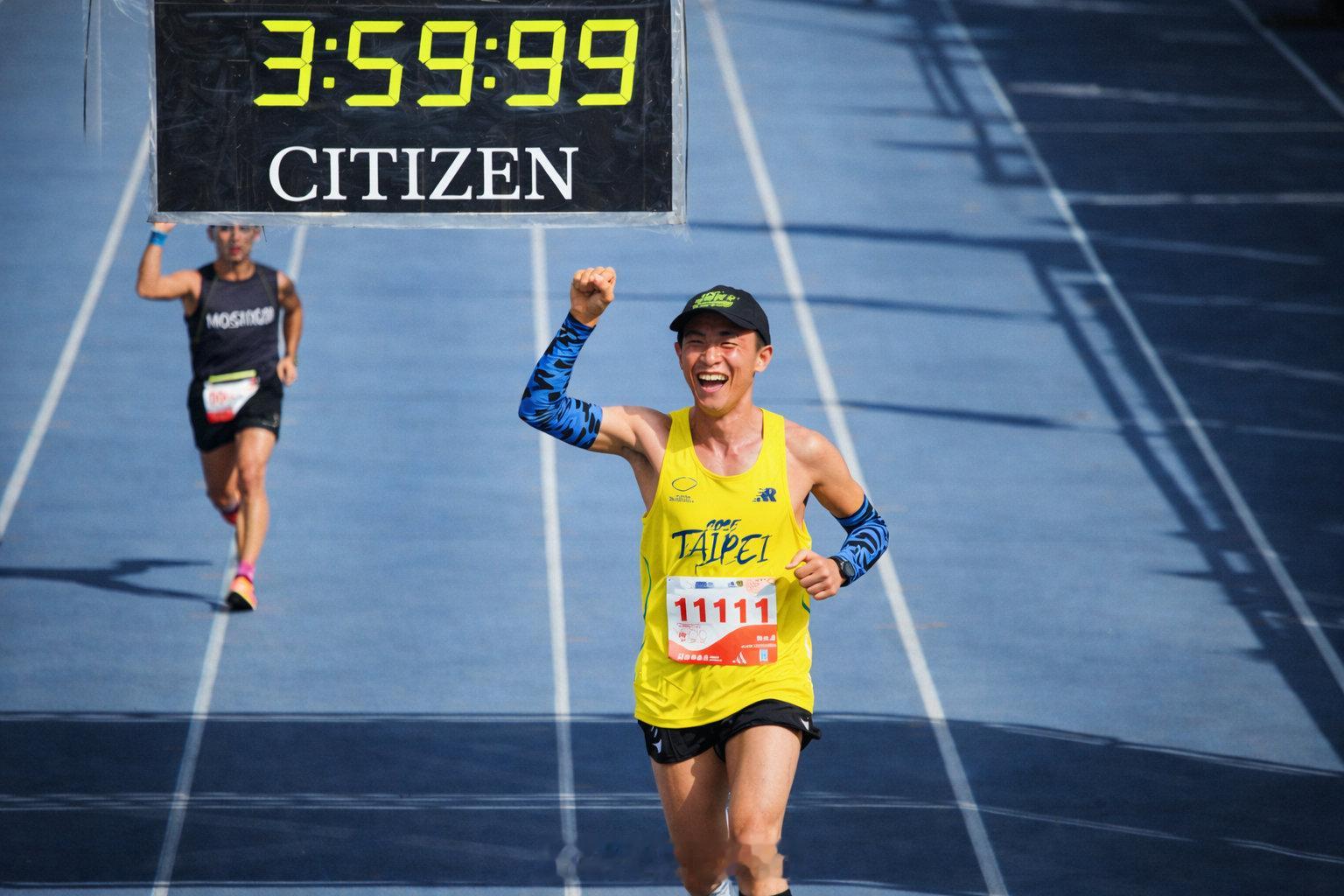 2025台北马拉松完赛时间的一些统计数据。平均完赛时间4小时，相当可以了。跑步笔