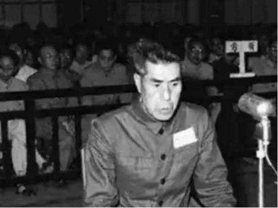1957年，许世友将军的警卫连长去上海出差，和一男人擦肩而过，军人的警觉，让他猛