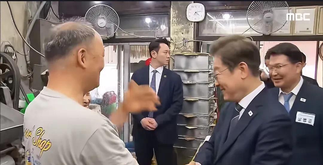 李在明当上总统后重回京畿道延川郡，到商家店铺调研，询问经营情况，一个他的忠实支持