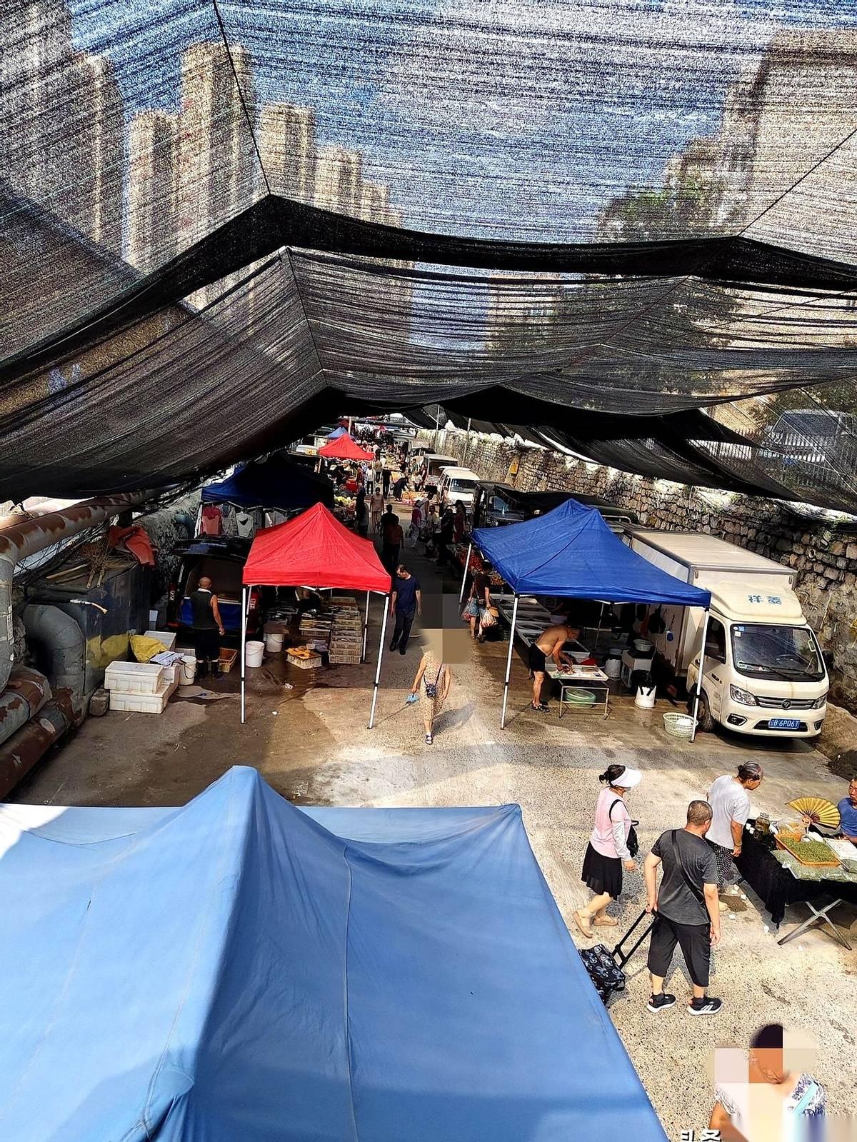 两天ICU，砸进去三万块。就为了在毒日头底下多卖几个瓜。这就是今天大沟市场的