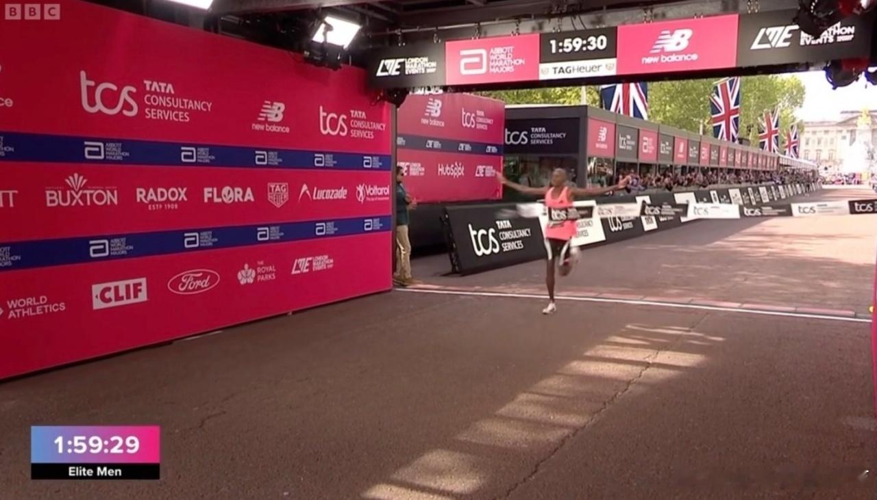 人类马拉松破二💥马拉松历史性的一天，前两名全部跑进了2小时，第三名也打破基普图