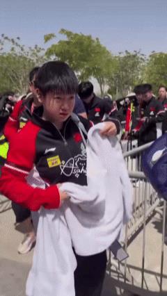 7月5日莎莎和大头在米国终于可以同框了。一大早众人乘大巴去训练中心，不明白