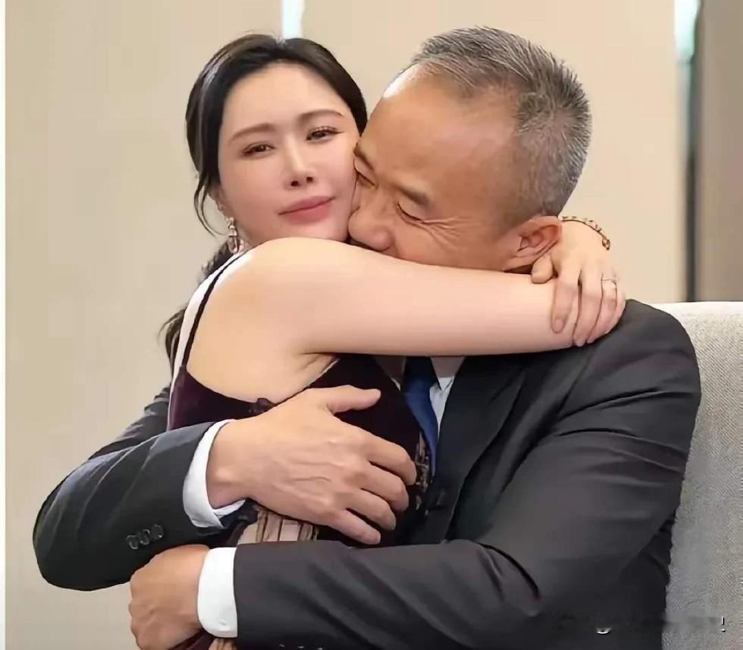 其实男女都一样，都喜欢年纪小的~