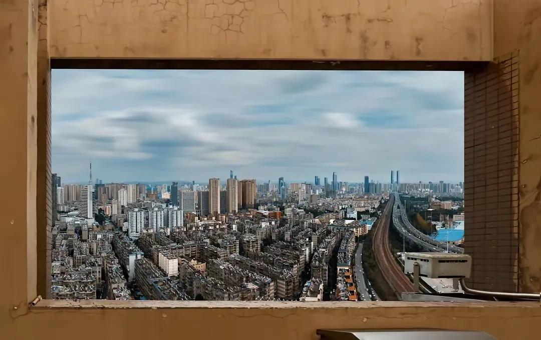 昆明的恒隆万达同框最佳机位一个框就可以把昆明的3座三百米以上高楼收入镜头中，难