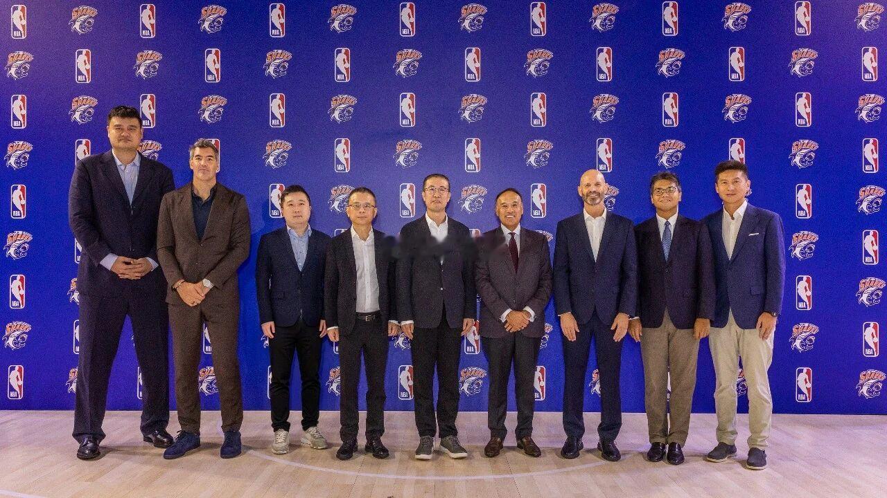 NBA中国赛开战之际，上海久事大鲨鱼俱乐部与NBA中国宣布达成篮球发展多年合作。