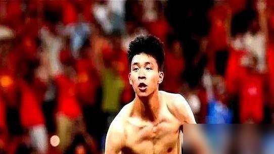 19岁的王钰栋，把三份来自德甲俱乐部的正式合同全退了回去。消息一出不少人直拍大腿，五大联赛的镀金招牌
