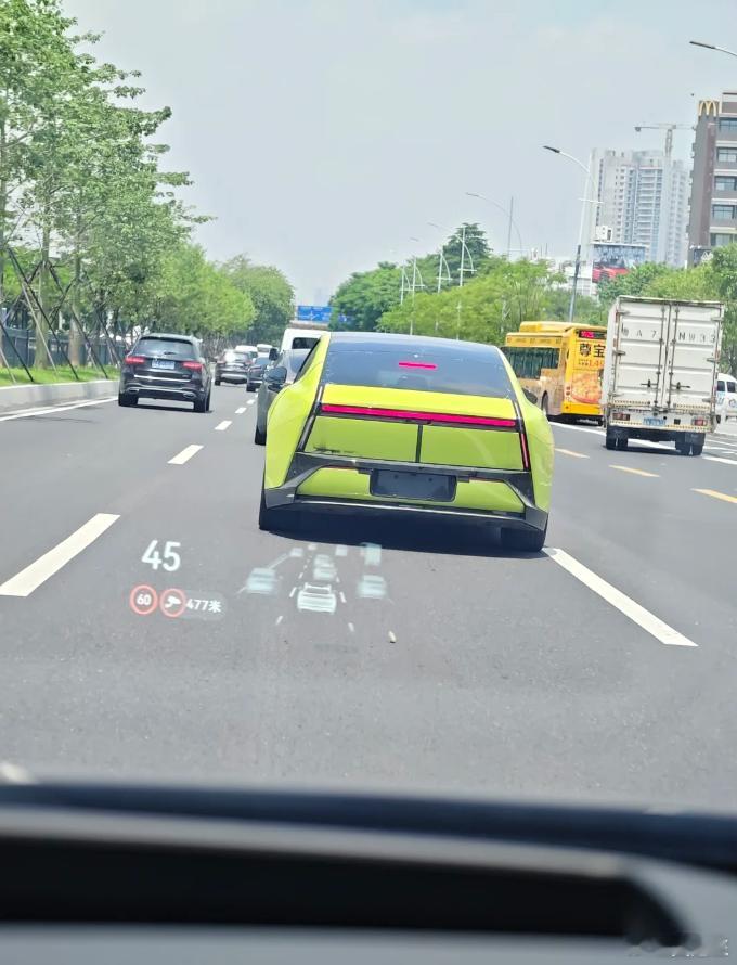是的，新P7当时就在我前边开！​​​