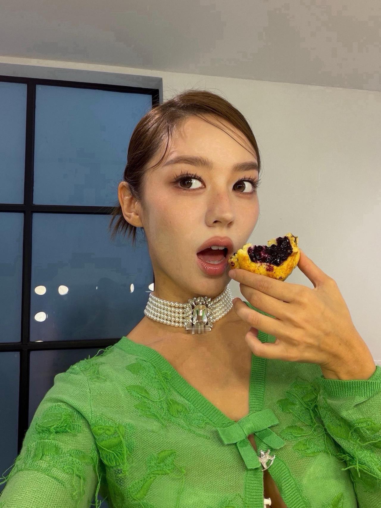 吉娜吃蛋挞！吉娜爱丽丝