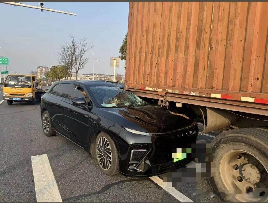 网友：星途et追尾大货车，门把手迅速弹出，司机安然无恙，太牛了！A柱：最终还是