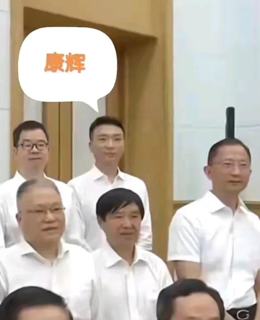 2025年河北北戴河暑期休假的专家中，我就认出来康辉了，我说最近怎么没见他主持节