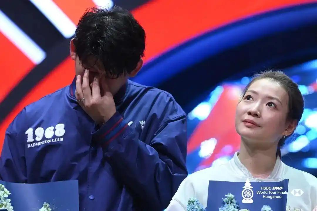 有骨气！刚刚结婚没多久的羽毛球名将黄雅琼与刘雨辰同时官宣退役，婚礼虽花费百万，但