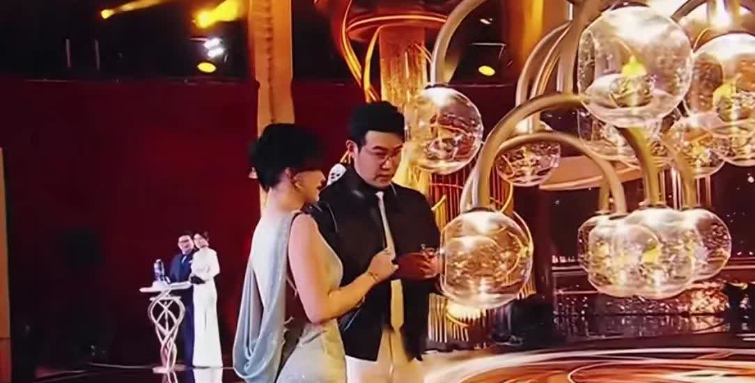 50岁的梅婷，1.66米的身高，47公斤的体重，一向以优雅著称。可是穿上这露背礼