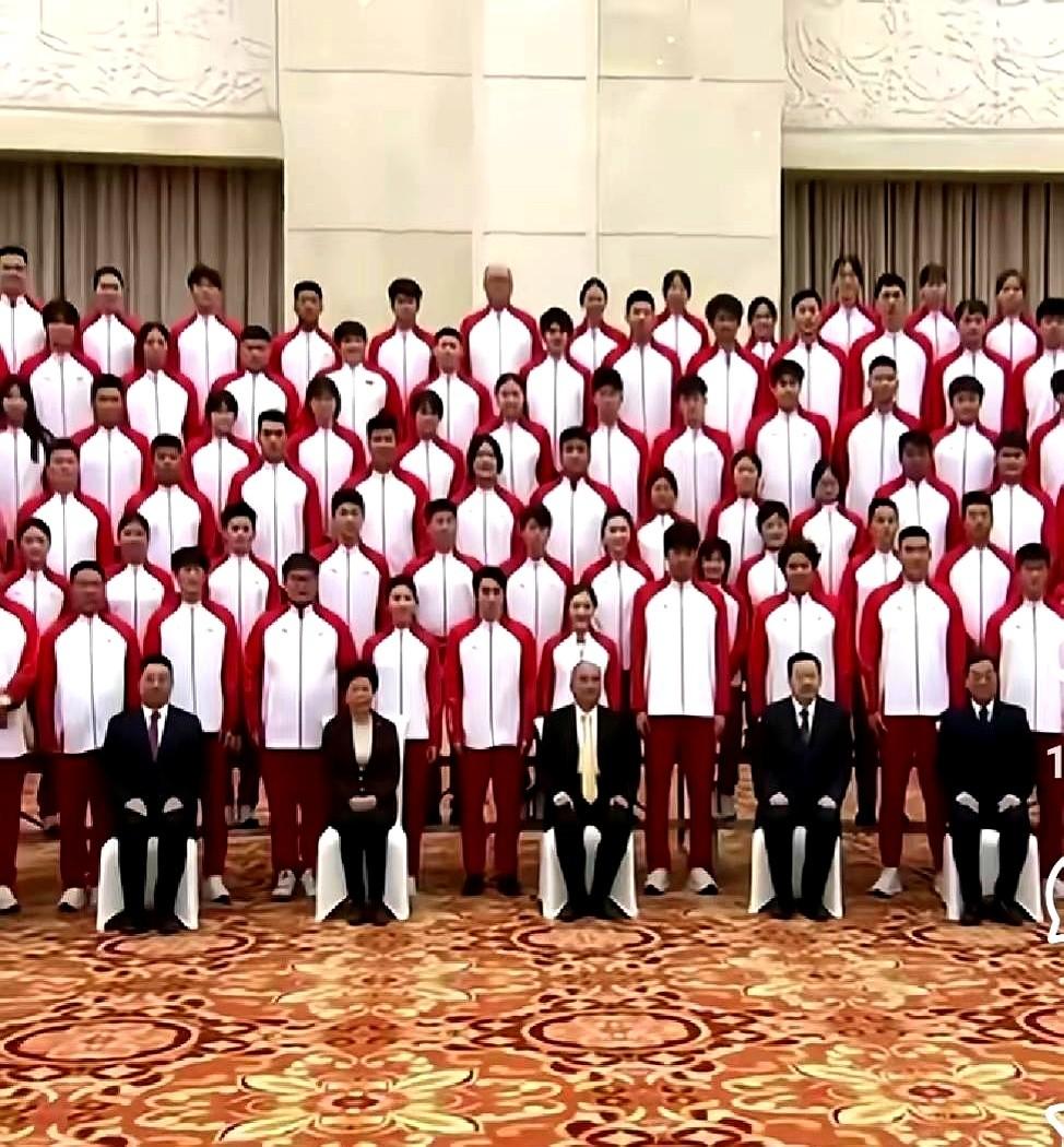 真是谁家的孩子谁疼，陈梦回山东娘家合照都是妥妥的C位。这待遇是她赛场拼搏换来