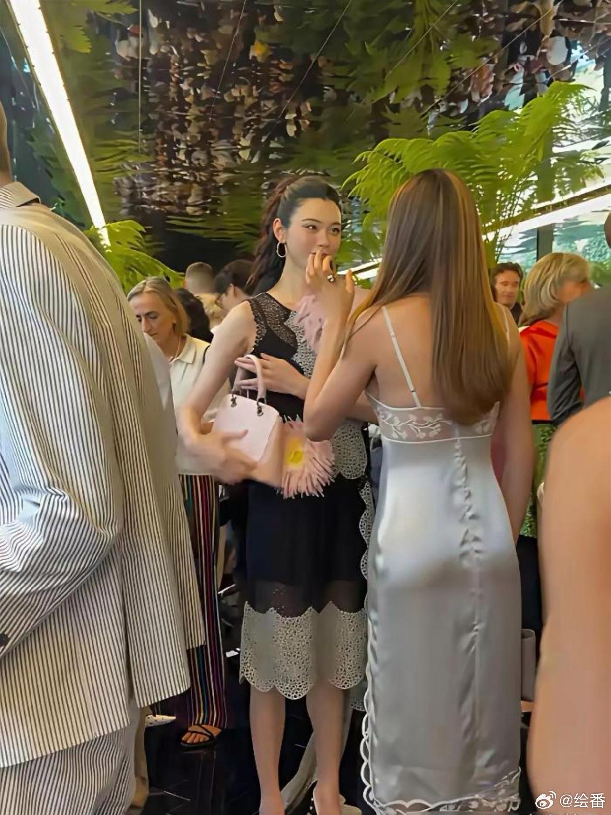 豪门媳妇不是那么好当的。镜头扫过来前一秒奚梦瑶还在和谷爱凌热聊，下秒她手里的迪奥