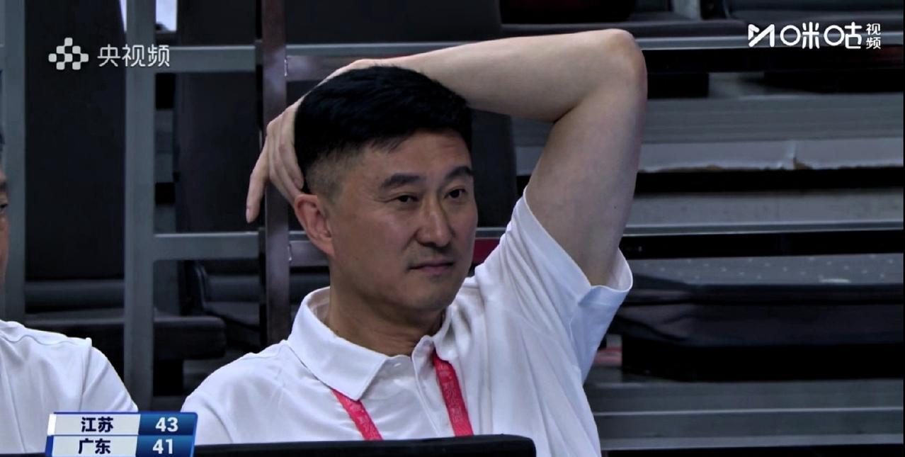 出乎意料！杜锋面色潮红，咪咕解说：广东队拥有12个国手竟然没打过江苏队！恕我直言