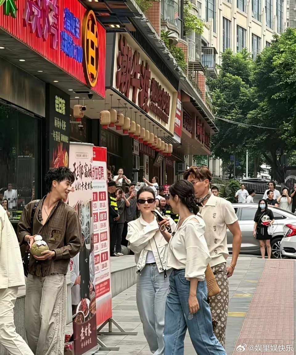方媛重庆录综艺，一个人跑去吃小龙虾。不是什么高级餐厅，是郭富城推荐的一家路边小店
