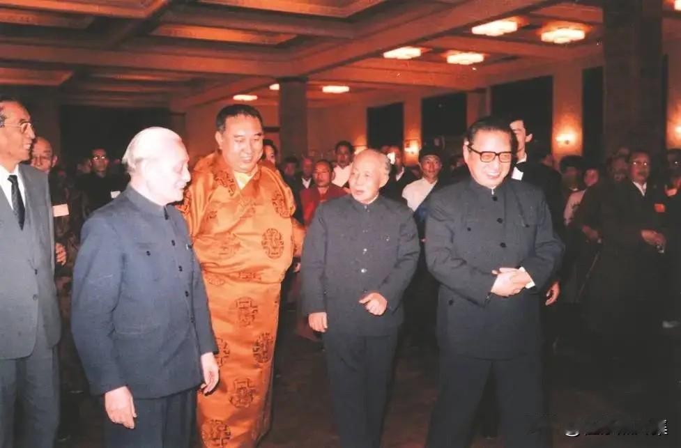 1987年2月，陈丕显同志、十世班禅大师确吉坚赞（中）、乔石（右一）、赵朴初（左