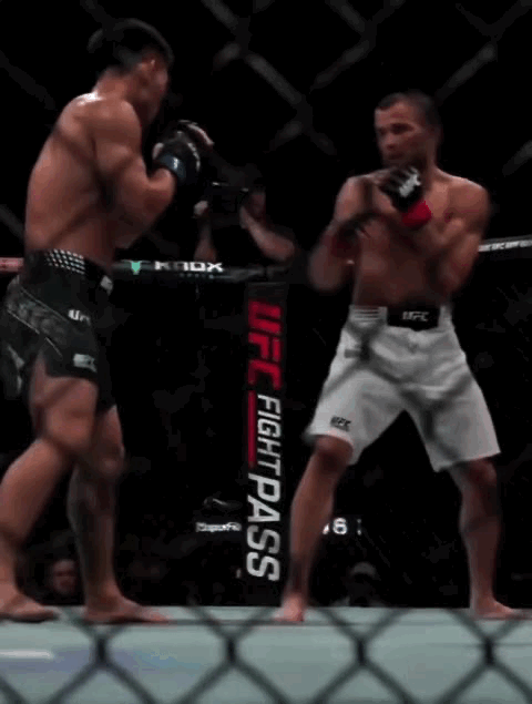 宋亚东KO乌马尔各角度慢镜回放刚结束的UFC上海站头条主赛中，宋亚东第2回合K