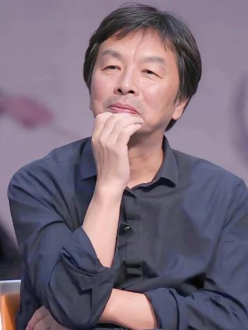 刘震云说：“人到晚年，最顶级的活法，不是挥霍退休金，不是养花养鸟，也不