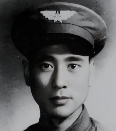 1949年，一架飞机在解放区坠毁，飞行员主动向解放军投降，还指了指舱门，说：“这