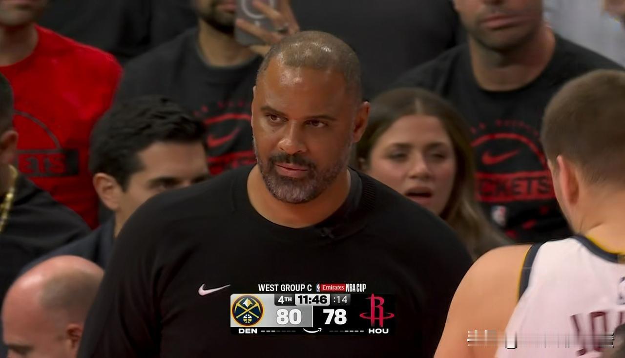 火箭主帅乌度卡真是稳如泰山！在今天进行的火箭和掘金的强强对话中，当时比赛进行到了