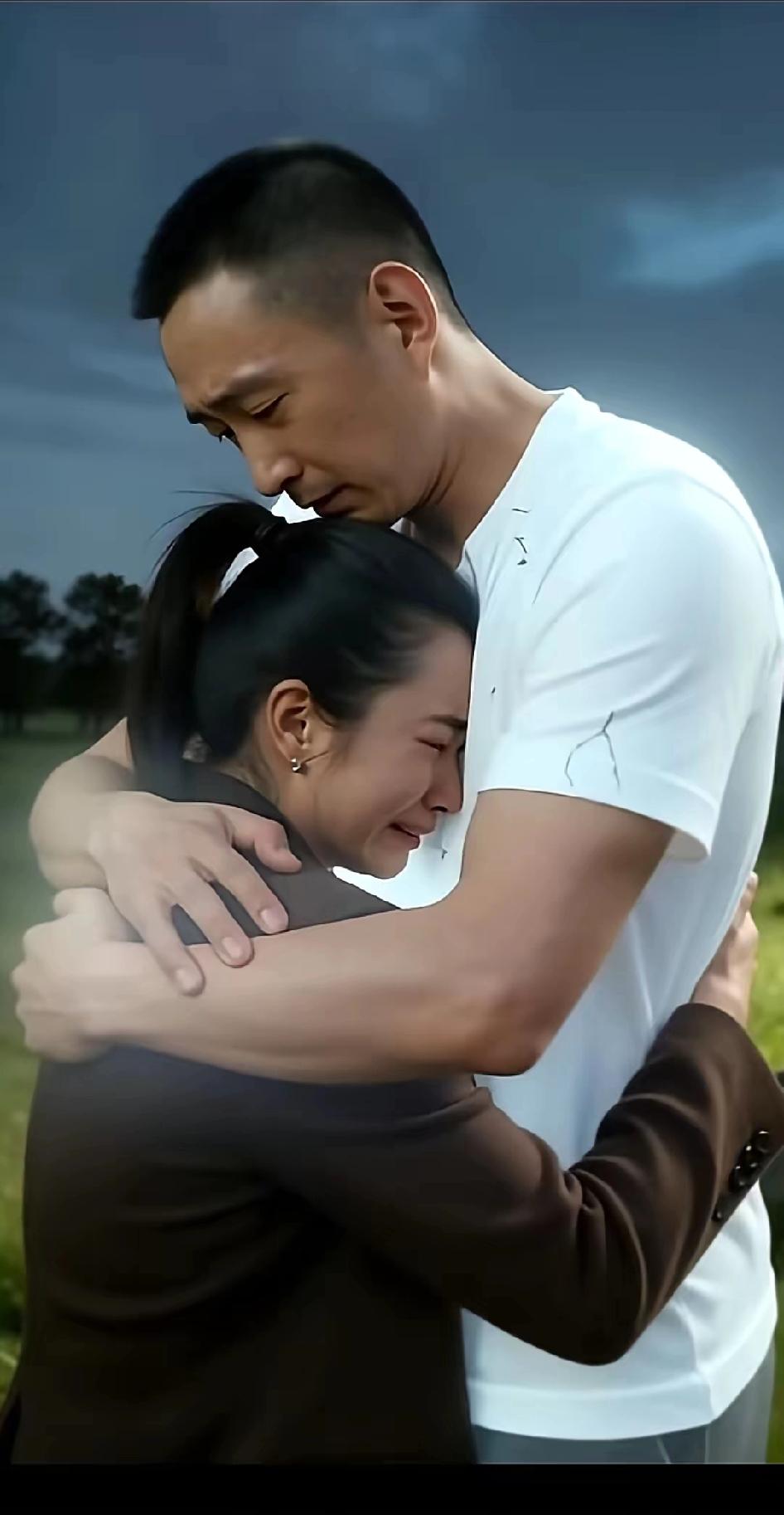 泪奔！丈夫去世一年后，妻子突然做梦梦见丈夫，丈夫上前抱住妻子说：我走了一年也不去