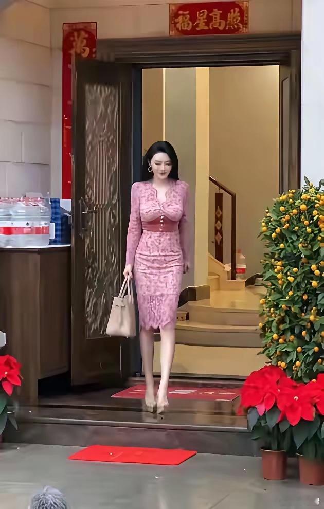 这就是雷宇扬的老婆马荔，夫妻俩差了21岁。62岁雷宇扬走了，马荔才41岁，她身材