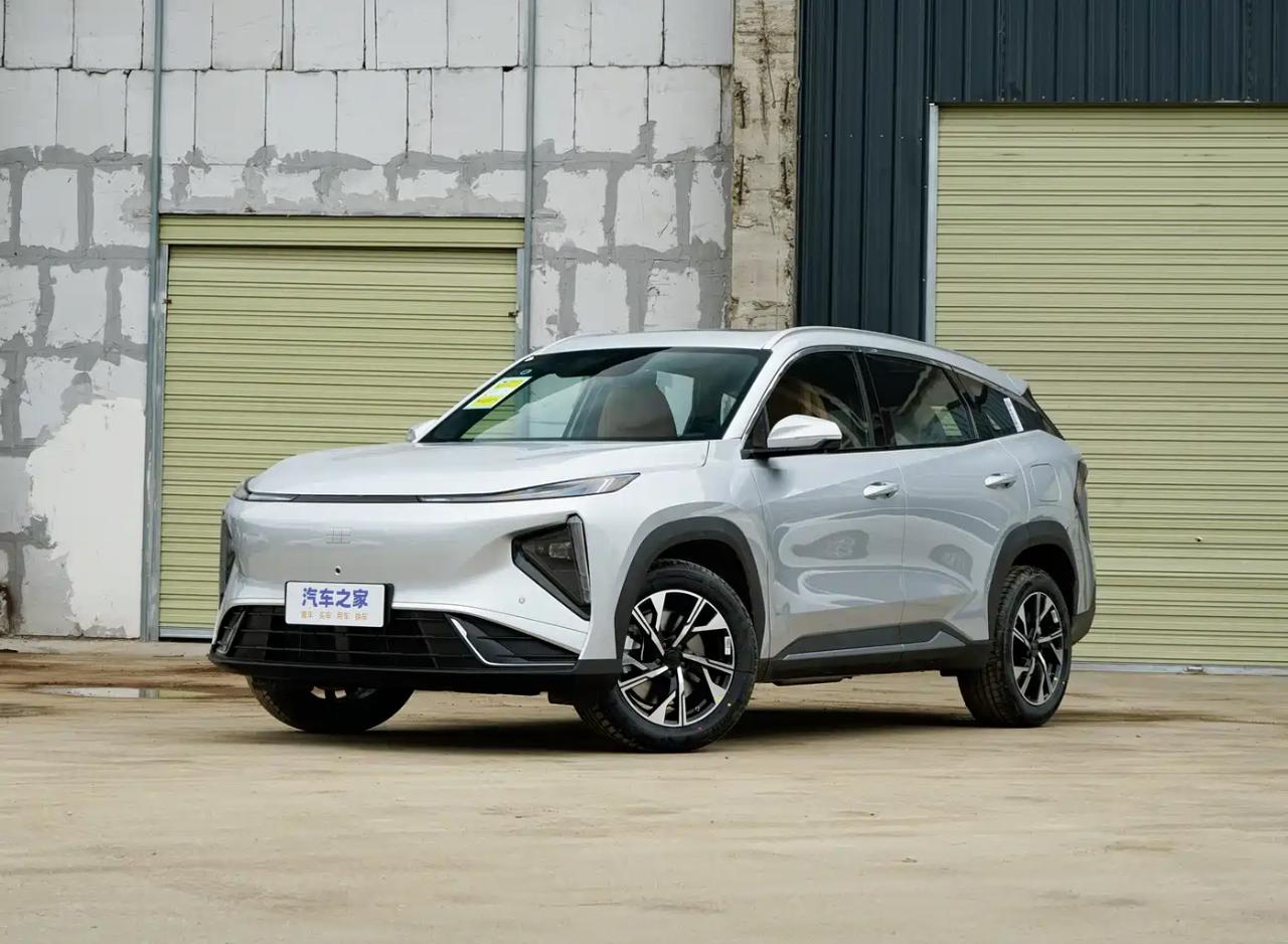 吉利银河L7车型体验吉利银河L7是一款插电混动SUV，定位偏向日常代步使用。