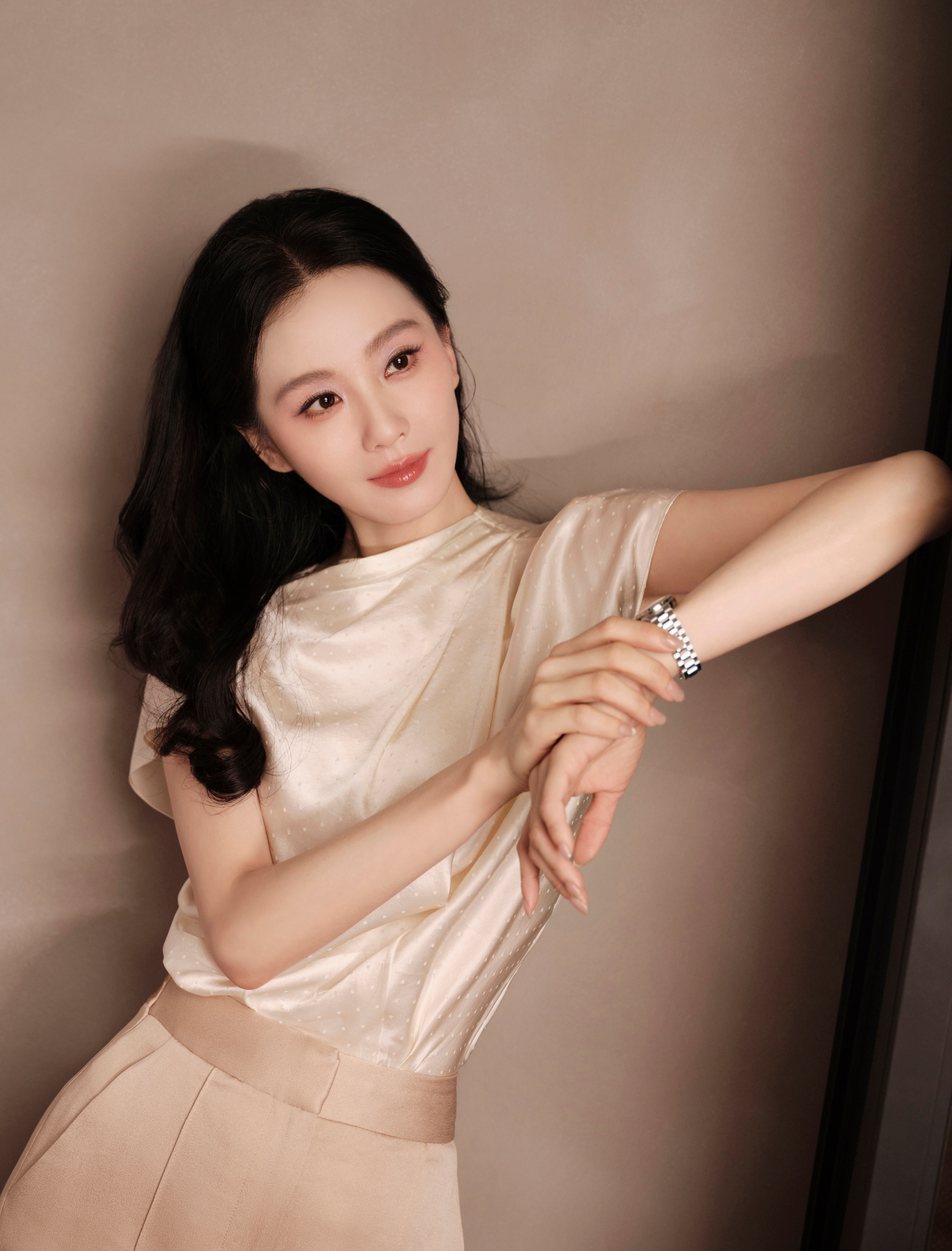 刘诗诗 明眸浅笑的刹那，仿佛星河倾落，转而凝于腕间。​​​