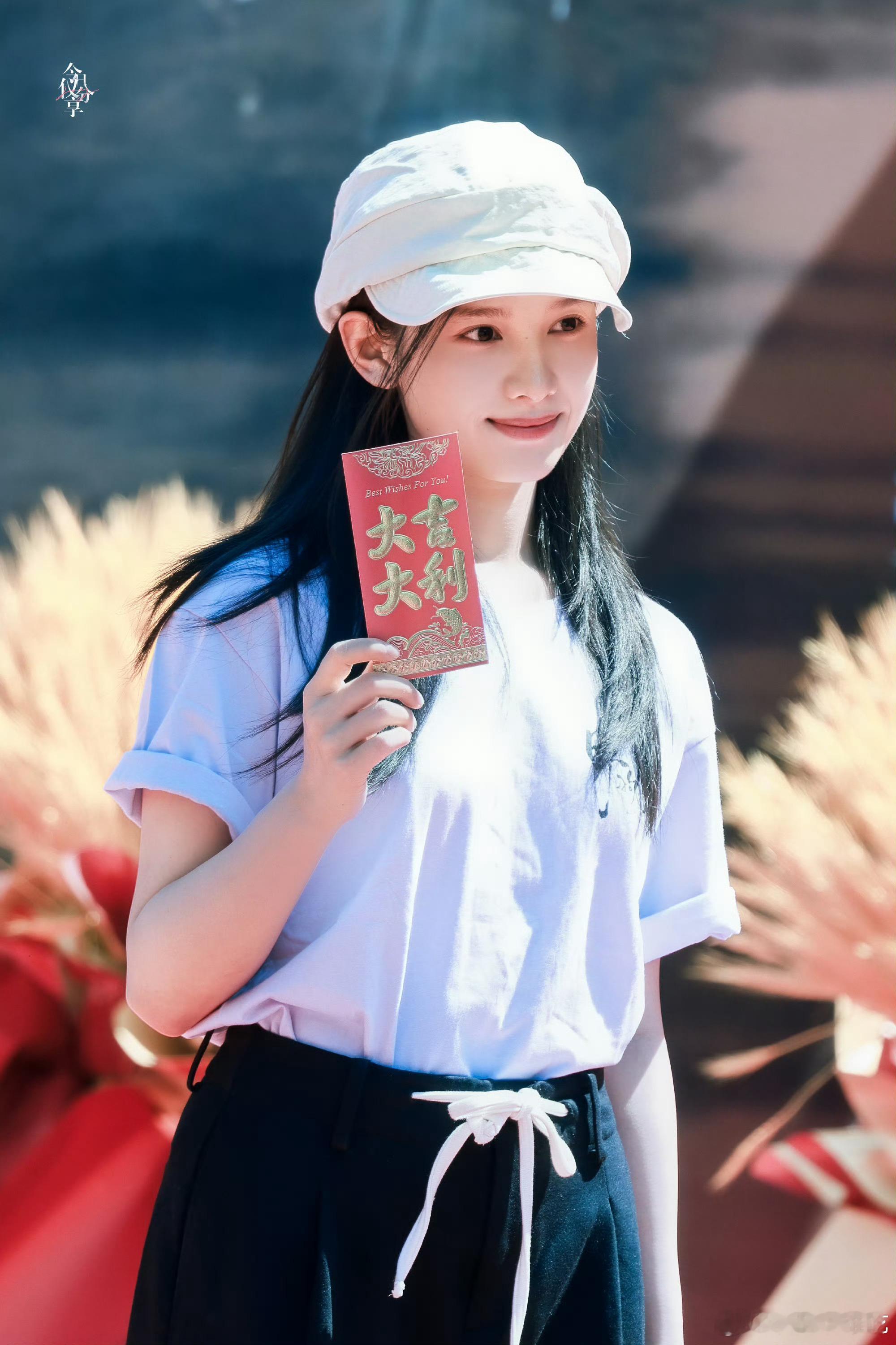 张婧仪眼睛亮亮的​​​